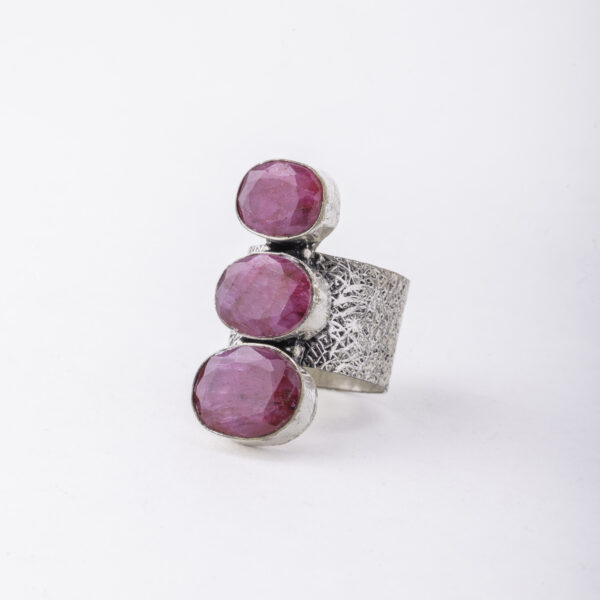 Bague Majestueuse à 3 Émeraudes Rose