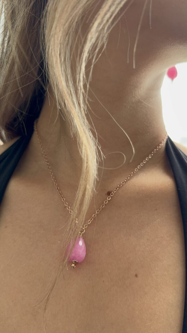 Parure collier et boucles d’oreilles en jade rose – Laiton trempé dans l’or 24 carats (2 fois) – Image 2