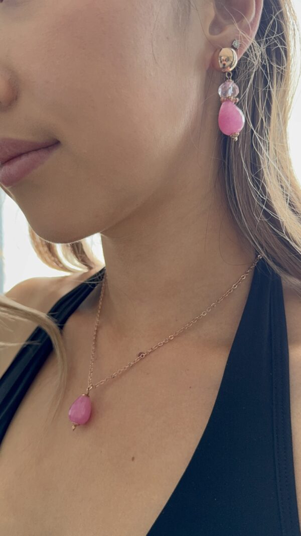 Parure collier et boucles d’oreilles en jade rose – Laiton trempé dans l’or 24 carats (2 fois) – Image 3