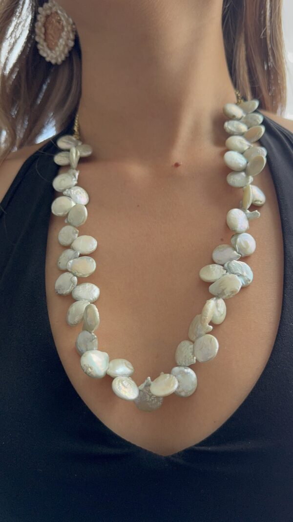 COLLIER EN NACRE GRIS CLAIRE – Image 3
