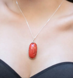 PENDENTIF EN CORAIL ROUGE NATUREL TRAVAILLEE A LA MAIN