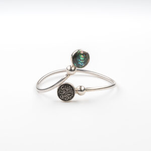 Bracelet artisanal en argent 925 avec nacre et gravure – Pièce unique