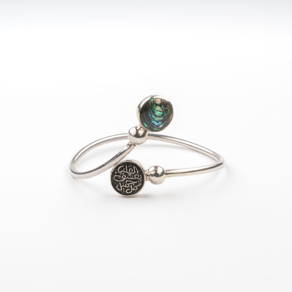 Bracelet artisanal en argent 925 avec nacre et gravure – Pièce unique