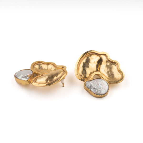 Boucles d’oreilles nacrées dorées à la main – L’éclat du cuivre et la douceur de la nacre